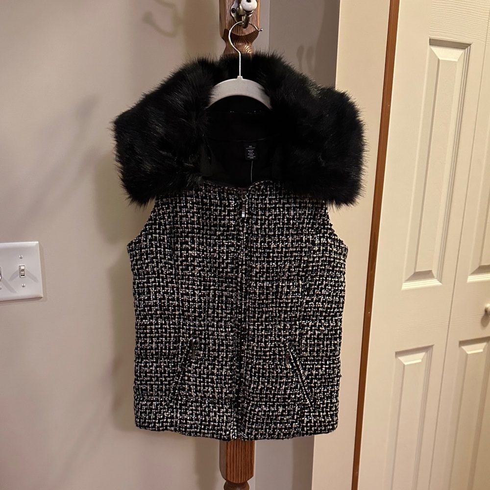 White House Black Market Black and White Tweed Vest with Faux Fur Collar
